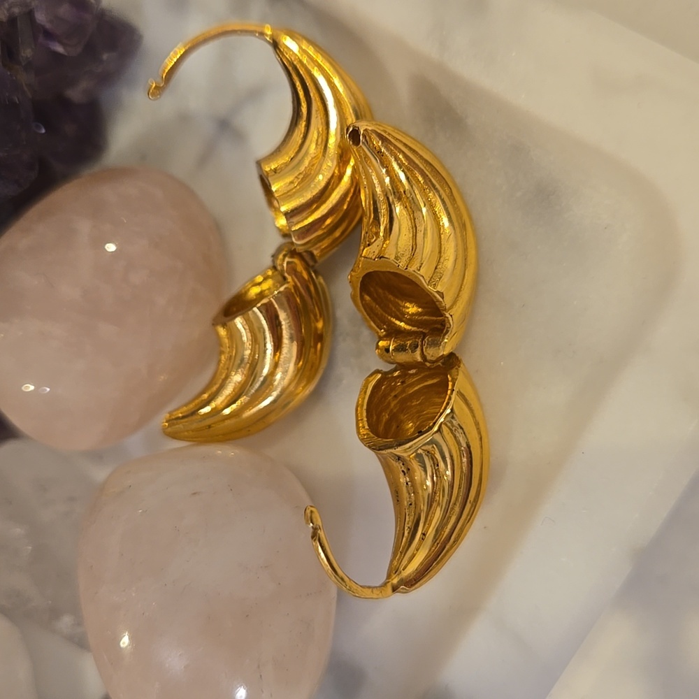 Sezane Ribbed Huggie Hoop Gold Color Earrings, French Chic, GUC, Quiet Luxury - Picture 3 of 3